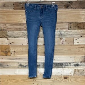 Hollister size 3S (W26 L26) Low-rise Jegging Jeans in Medium wash Super Stretchy